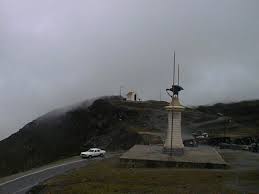 El collado del Cóndor o Pico El Águiila úbicado en punto más alto de la carretera  trasandina a 4118 msnm.